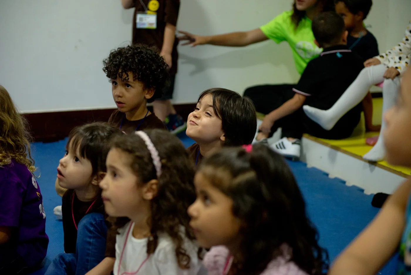 Crianças atentas durante a programação da Hertz Kids 2025